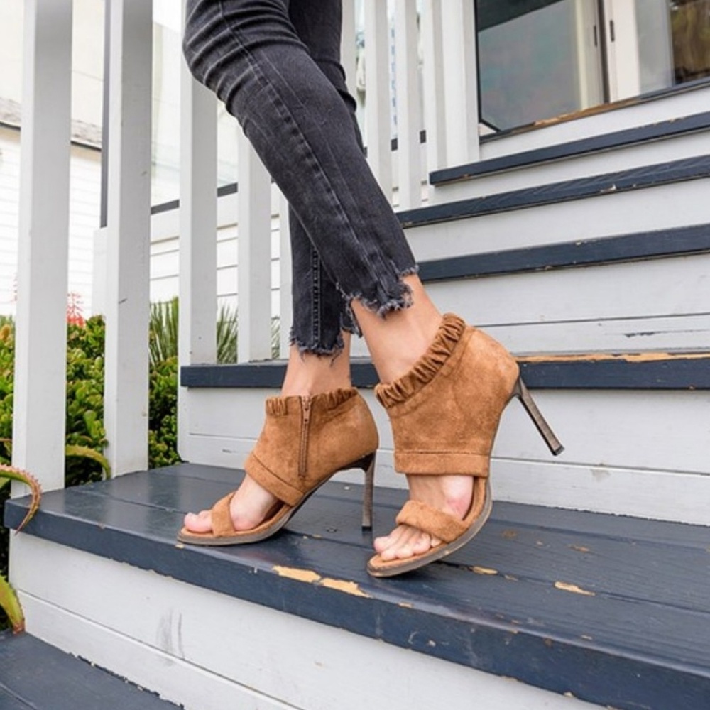 82911 Suede Heels